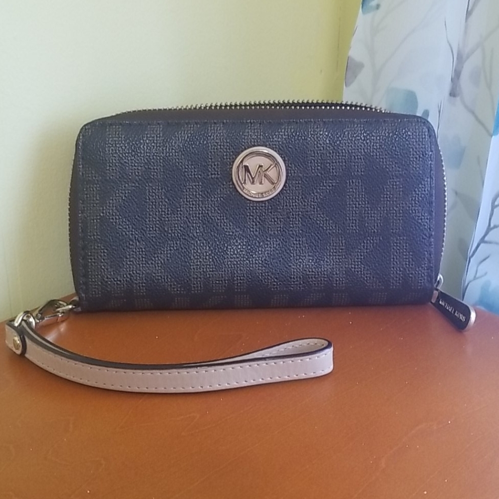 🦋MK Jet Set Wallet/Wristlet